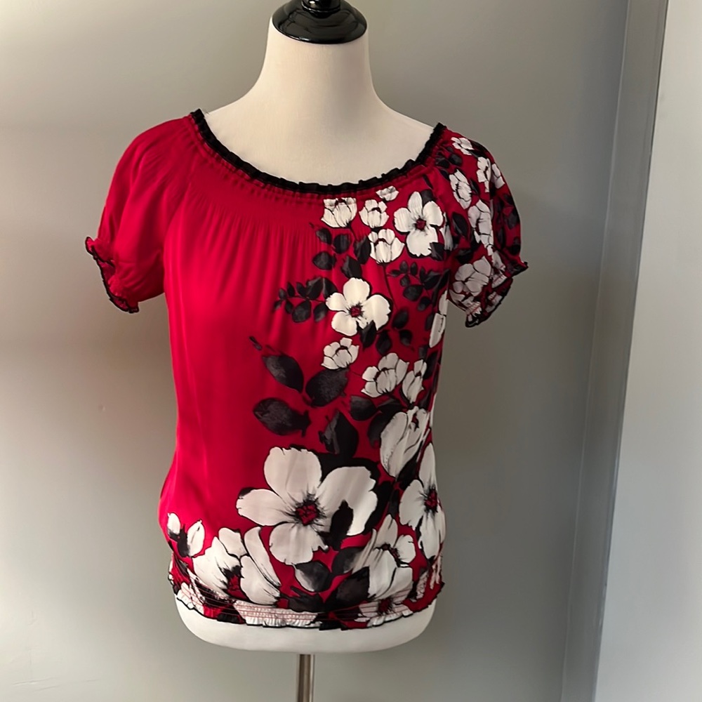 White House Black market short sleeve top. Size small
